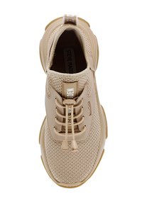 Beige sneakers med mesh-övre, rund tå och plastdetaljer. Har tjocka snörning, vadderad sula och en dragflik vid hälen.