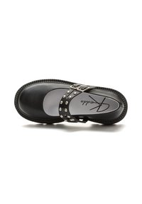 Zapato Mary Jane de cuero negro con tachuelas plateadas y correas de doble hebilla, puntera redondeada y suela de goma gruesa.
