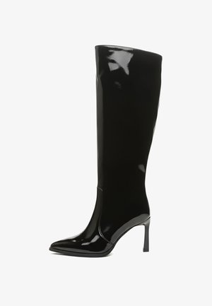Crne lakirane kožne čizme do koljena elegantnog dizajna, sa špicastim vrhom i tankom štiklom. Glatka tekstura i sjajni završetak.