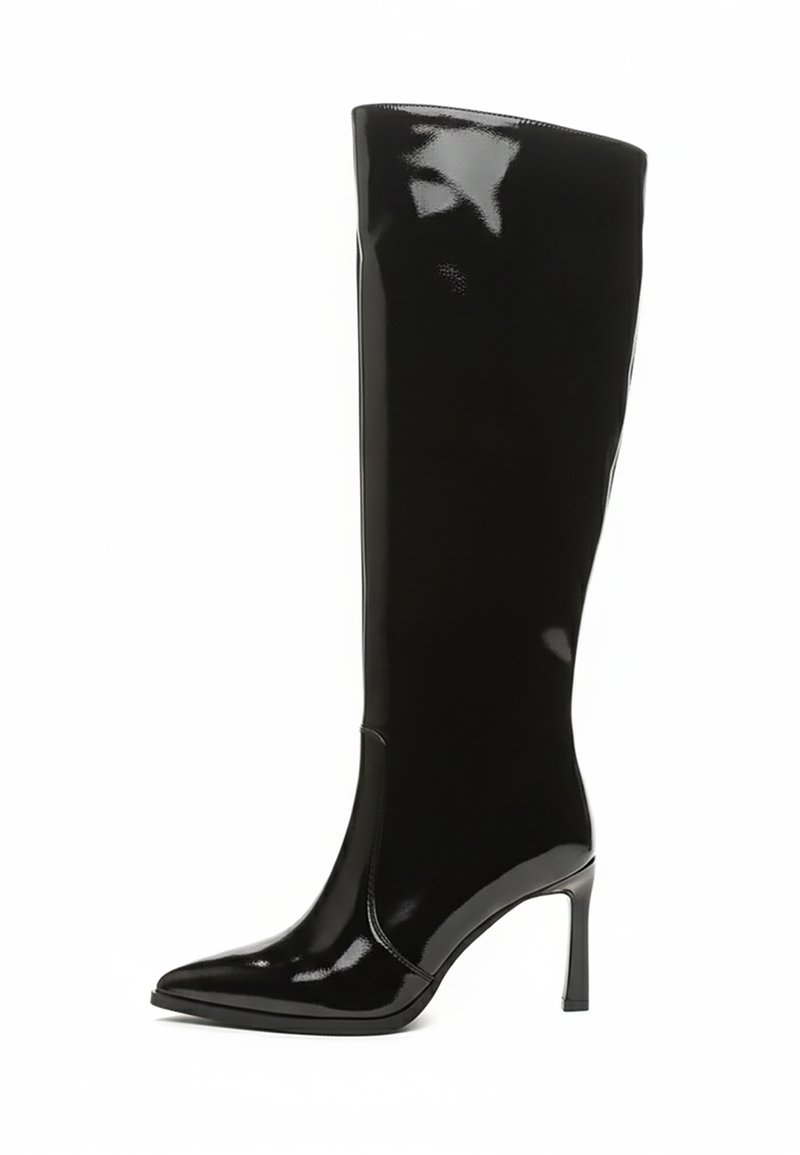 Polven korkeuteen ulottuvat mustat kiiltävät nahkasaappaat, joissa on tyylikäs muotoilu, terävä kärki ja ohut piikkikorko. Sileä pinta ja kiiltävä viimeistely.