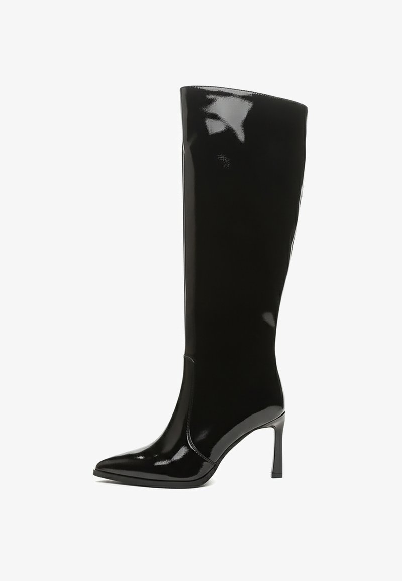 Polven korkeuteen ulottuvat mustat kiiltävät nahkasaappaat, joissa on tyylikäs muotoilu, terävä kärki ja ohut piikkikorko. Sileä pinta ja kiiltävä viimeistely.