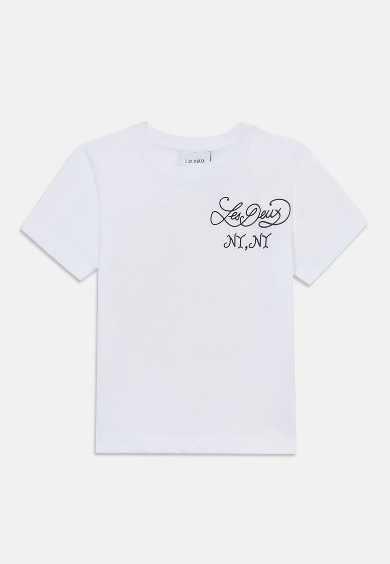 Weißes Baumwoll-T-Shirt mit kurzen Ärmeln, das auf der linken Brustseite einen schwarzen, geschwungenen Druck mit der Aufschrift "Les Deux NY, NY" zeigt.