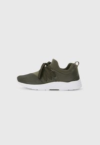 Chaussure de sport vert olive avec tissu en maille et tricot texturé, dotée d'une semelle blanche et d'un système de laçage, conçue pour le confort et le support.