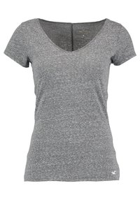 Grå kortärmad t-shirt i mjukt tyg. Har en V-ringning och ett diskret melerat mönster. Liten logga i det nedre högra hörnet.