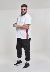 Urban Classics RAGLAN SIDE STRIPE TEE - Apdrukāts T-krekls - white/firered/green