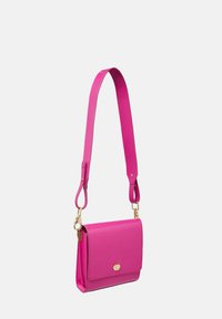 Borsa a tracolla finta pelle rosa con una forma rettangolare strutturata, chiusura magnetica e tracolla regolabile. Accenti in metallo color oro.