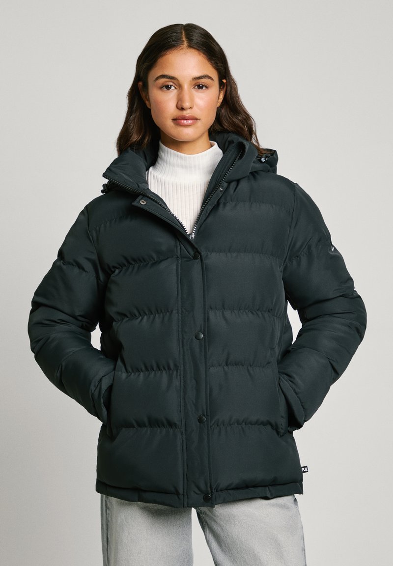 Tummanvihreä puffer-takki hupulla, jossa on vetoketjukiinnitys, painonapit ja tikattu pinta. Silkkinen, vettä hylkivä materiaali.