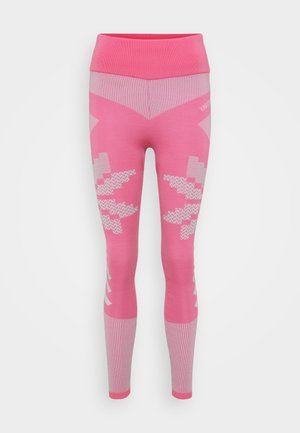 Rosa leggings med bredt liv, vertikale striper og abstrakte hvite mønstre. Laget av elastisk, jevnt stoff.