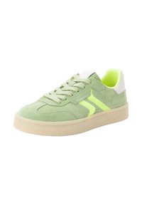 Grüner Wildledersneaker mit weißen und neon-gelben Akzenten, strukturiertem Seitenpaneel und einer hellfarbenen Gummisohle. Abgerundete Schuhspitze und Schnürsenkel.