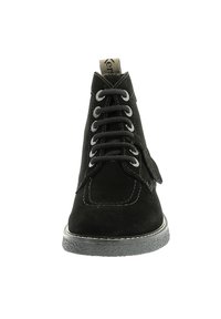Botín de ante negro con punta redondeada, cierre de cordones en la parte delantera, costuras en gris contrastante y suela de goma texturizada. Lengüeta en la parte trasera.