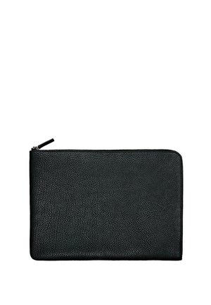 Pochette zippée en cuir noir avec une surface texturée. Forme rectangulaire, design minimaliste, matériau durable et sans détails matériels visibles.
