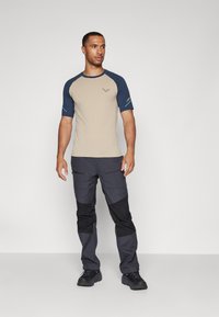 Dynafit ALPINE PRO TEE - T-Shirt sport - rock khaki