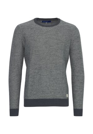 Szary sweter z okrągłym dekoltem, z teksturowanej tkaniny, z prążkowanymi mankietami i dolnym wykończeniem oraz małą naszywką z logo w dolnym lewym roku.
