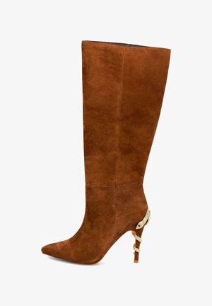 Braune Wildleder-Stiefel bis zum Knie mit spitzem Fuß und hohem Absatz. Ein bemerkenswertes Detail ist eine schlangenförmige Metallakzentuierung am Absatz.