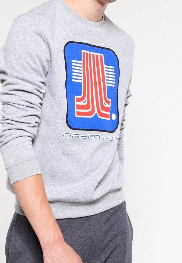 Sudadera gris con escote redondo, con un atrevido logotipo gráfico en azul y rojo y el texto "MARATHON" en la parte inferior. Textura suave.