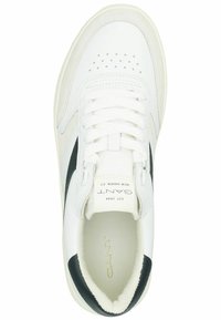 Weiße Leder-Sneaker mit schwarzen Akzenten, runder Zehenpartie, perforierten Details und weißen Schnürsenkeln. Das Innere hat eine weiche Fütterung und Branding.