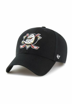 Gorra de béisbol negra con una máscara de hockey blanca y un logo de palos de hockey cruzados en la parte delantera y "47" bordado en el lateral.