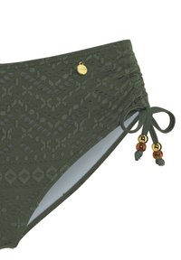 Dunkelgrüner Badeanzug-Boden mit strukturiertem geometrischen Muster, seitlichem Bindeband mit goldenen und braunen Perlen sowie kleinem runden goldenen Markenetikett.