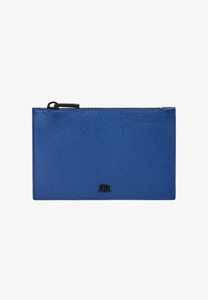 Bolsa de cuero azul texturizado con cremallera y logotipo metálico doble R en negro en el centro inferior.