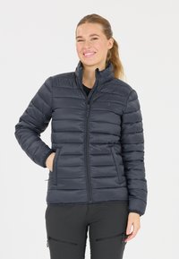 Marineblaue isolierte Jacke mit gestepptem Design, hohem Kragen, Frontreißverschluss und zwei Seitentaschen. Der Stoff wirkt glatt und leicht.