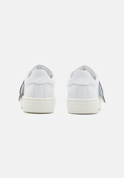 Hvite lær sneakers med en teksturert grått stoffakcent på siden, med en hvit gummisåle og en rund tådesign.