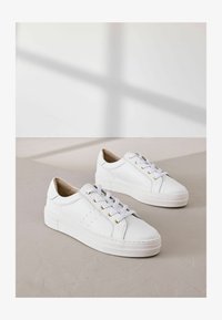 Sélectionné, white