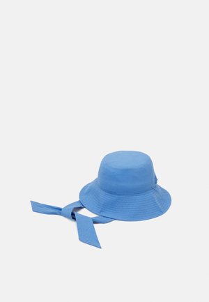 Jasnoniebieski kapelusz typu bucket z szerokim rondem i dwoma długimi tkaninowymi wiązaniami z tyłu, prezentowany na białym tle.