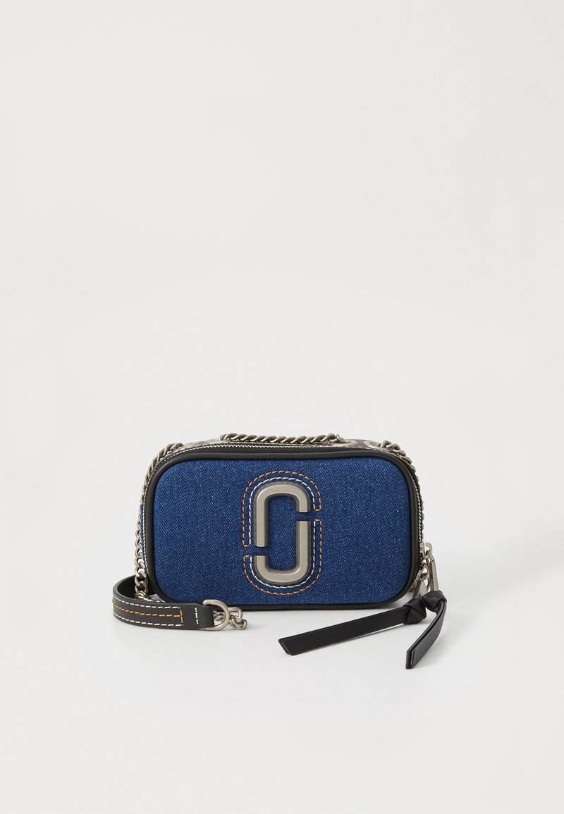 Borsa a tracolla in denim, blu con logo metallico, tracolla in catena argentata, dettagli neri, forma rettangolare, chiusura con zip, dettaglio di cuciture visibili.