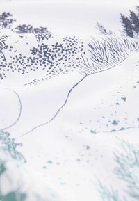 Weißer Stoff mit einem detaillierten Design aus grünen und dunkelblauen botanischen Mustern, das verschiedene Texturen und feine Linien zeigt.