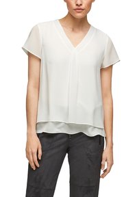 Blusa bianca leggera con scollo a V, maniche corte e orlo a strati. Tessuto liscio con dettagli a pieghe sottili sul colletto.