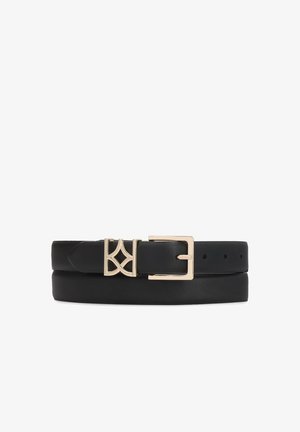 Zwarte leren riem met een glanzende gouden gesp met een uniek geometrisch ontwerp. Glad oppervlak met meerdere verstelgaten.