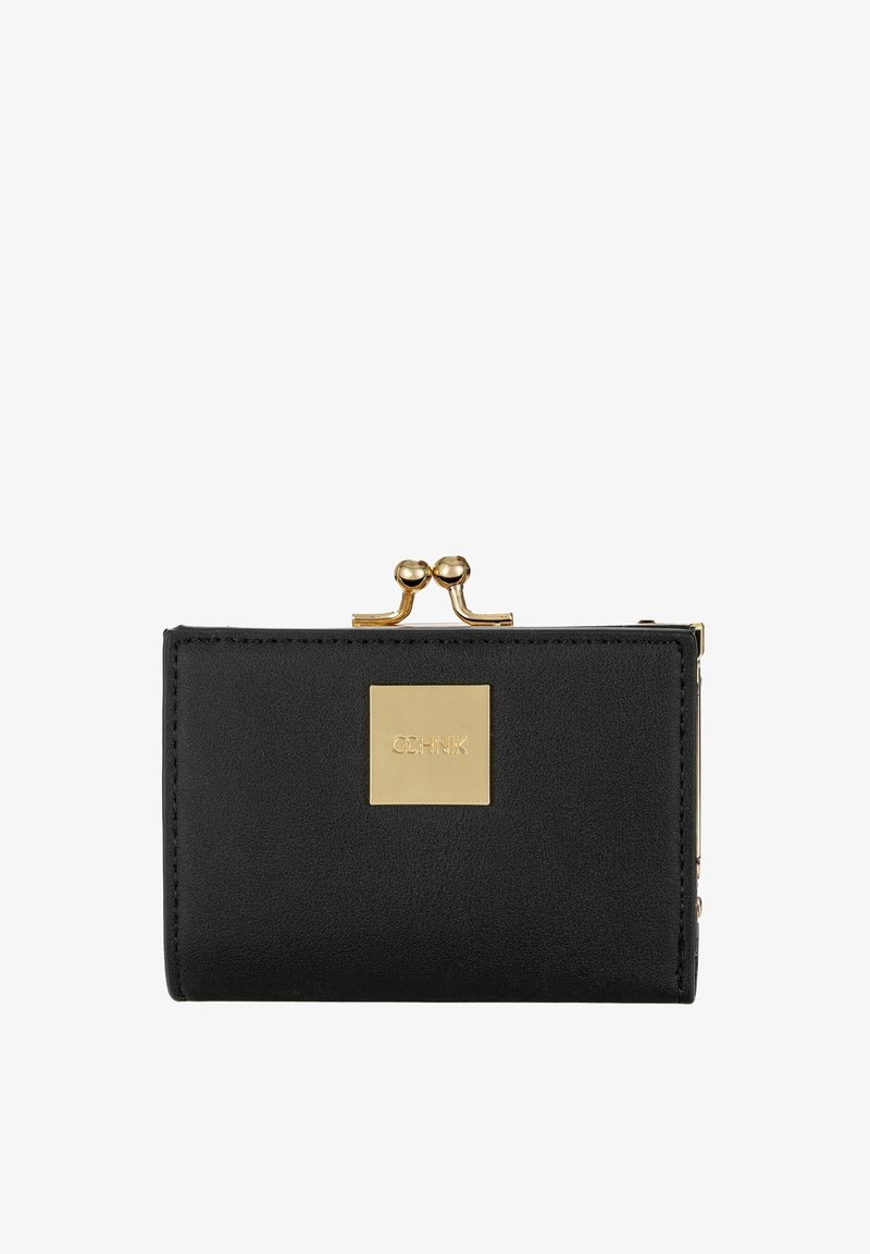 Czarny skórzany portfel o teksturowanej powierzchni, z zamknięciem na złoty zatrzask z dwoma okrągłymi gałkami oraz kwadratową płytką z logo. Kompaktowy i prostokątny kształt.