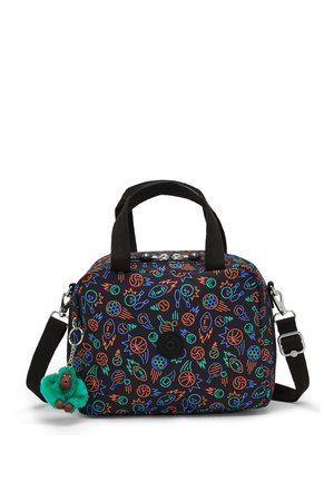 Piccola borsa nera con motivi di icone sportive colorate, manici neri, tracolla regolabile e portachiavi scimmia peluche verde attaccato.
