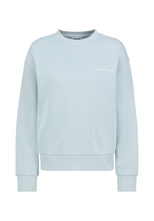 Hellblauer Baumwollpullover mit Rundhalsausschnitt, gerippten Bündchen und Saum, mit einem dezenten weißen Logo auf der linken Brust.