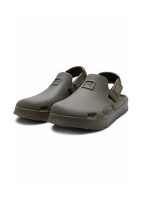Olíva zöld slip-on cipők sima műanyagból, hátsó pánttal, szellőzőnyílásokkal és négyzet alakú logopacsival az elején.