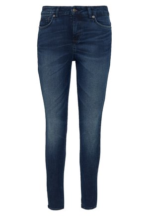 Jeans ajustados de mezclilla en azul oscuro, con una cintura de altura media, cinco bolsillos y un ligero desgaste en la parte delantera para un aspecto usado.