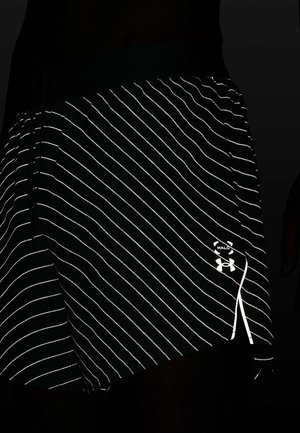 Schwarze Sportshorts mit reflektierenden weißen diagonalen Streifen, elastischem Bund und weißem Logo. Der Stoff wirkt leicht und atmungsaktiv.