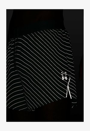 Schwarze Sportshorts mit reflektierenden weißen diagonalen Streifen, elastischem Bund und weißem Logo. Der Stoff wirkt leicht und atmungsaktiv.