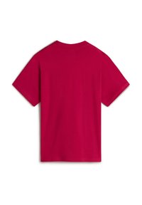 Camiseta de algodón roja, de manga corta, cuello redondo, textura suave, diseño liso, sin gráficos ni patrones, vista trasera.