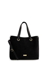 Sort suede tote taske med to sorte håndtag, gyldne hardware detaljer og justerbar skulderrem. Har en metallisk logo plade.