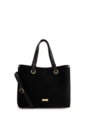 Schwarze Wildleder-Tote mit doppelten schwarzen Griffen, goldenen Hardware-Elementen und verstellbarem Schultergurt. Besitzt eine metallische Logo-Platte.