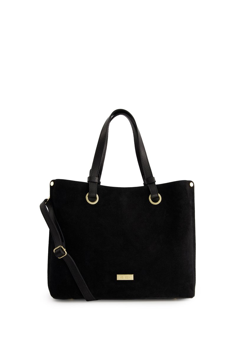 Sort suede tote taske med to sorte håndtag, gyldne hardware detaljer og justerbar skulderrem. Har en metallisk logo plade.