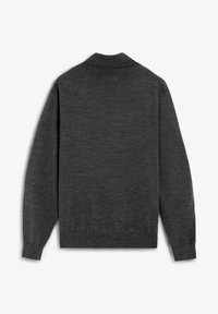 Suéter de punto de manga larga de color gris oscuro con cuello de solapa. Presenta puños y dobladillo acanalados, textura suave y detalles mínimos en la parte trasera.