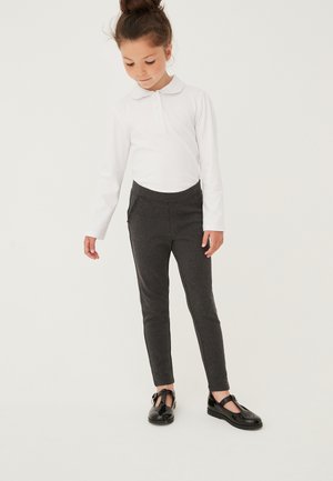 Grå strækbukser med slim fit, der har en elastisk talje og sidelommer, parret med en langærmet hvid skjorte med krave og sorte sko.