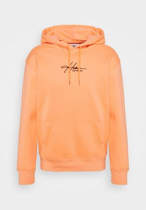Orange hættetrøje med frontlomme og sort tryk med teksten "Hollister California" på brystet, vist på en hvid baggrund.