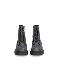 Botas de tobillo con cordones hechas de material iridiscente, con una suela negra gruesa, puntera redonda y cordones negros en contraste.