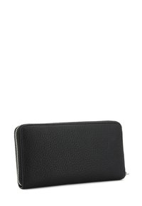 Portafoglio nero in pelle con finitura testurizzata, forma rettangolare e chiusura con cerniera argento lungo un bordo. Rivestimento interno liscio visibile.