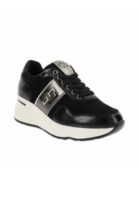 Sneaker nera con una combinazione di suede e pelle lucida, caratterizzata da un accento metallico argento e una suola bianca spessa.