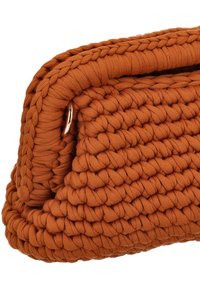 Texturált narancssárga szövött táska fonott mintával. Enyhén lekerekített, sima teteje és fém cipzár díszítése van. Puha szövetanyagból készült.