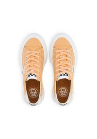 Sneakers in tela arancione con suole in gomma bianca, punte arrotondate e accenti a scacchi in contrasto sulla linguetta; design con lacci.